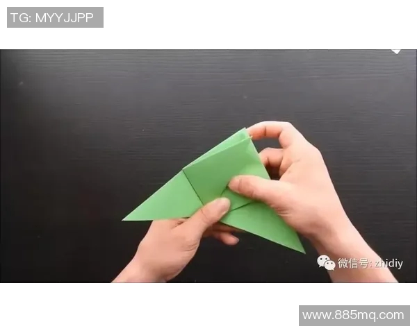 用纸折叠足球明星的创意教程轻松打造你的纸艺偶像