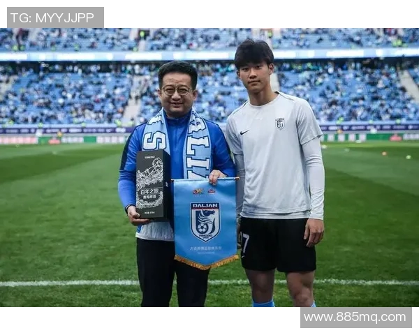 足球明星回馈故乡慷慨捐款助力家乡发展与青少年足球事业